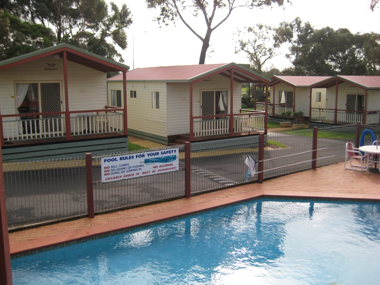 Warrnambool Holiday Park - Warrnambool: Cottage accommodation, ideal for families, couples and singles
