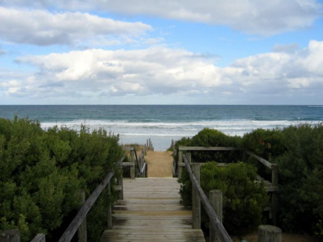 Surfside Holiday Park - Warrnambool: Pathway to the beach from the park