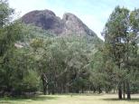 Camp Wambelong - Warrumbungle National Park: Belougery split rock across the road from campsite