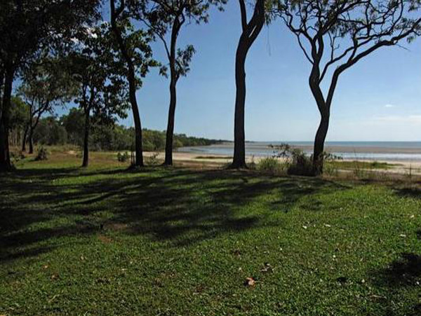 Weipa Camping Ground and Caravan Park - Weipa: Absolute beachfront