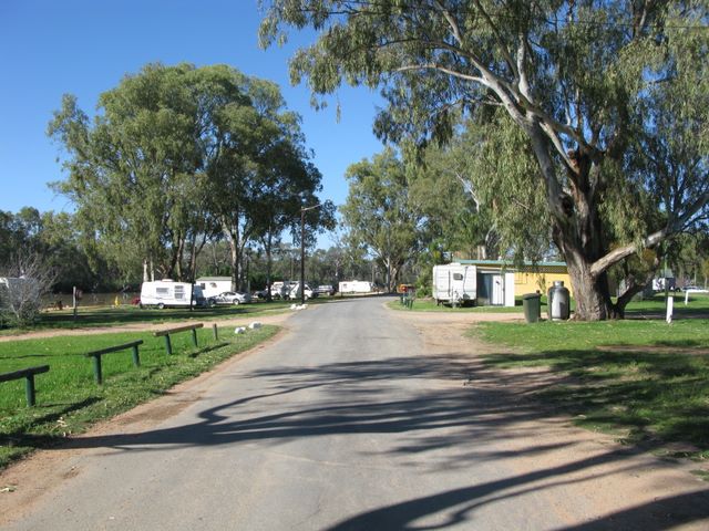 Willow Bend Caravan Park - Wentworth: Good paved roads in many parts of the park