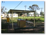 Willow Bend Caravan Park - Wentworth: Sheltered outdoor BBQ