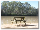 Willow Bend Caravan Park - Wentworth: Riverside picnic table