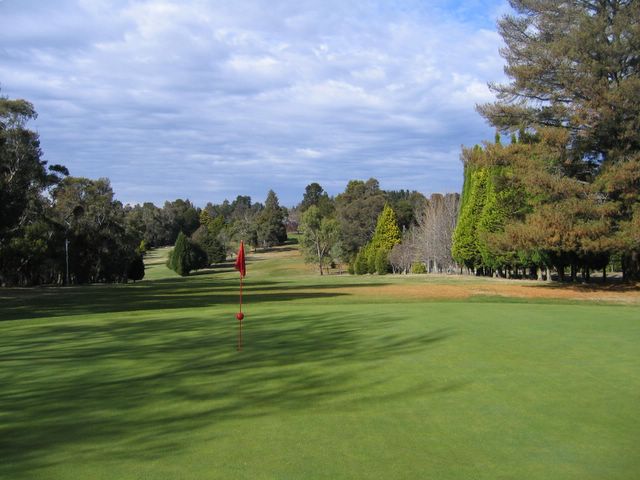 Wentworth Falls Country Club - Wentworth Falls: Green on Hole 2 looking back along fairway