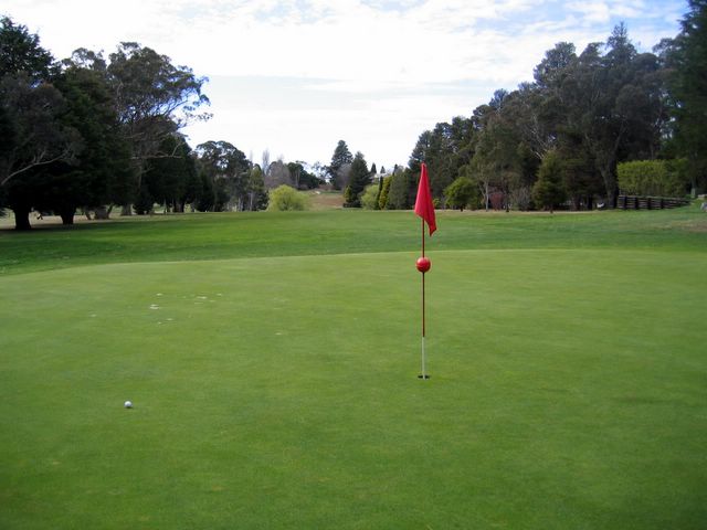 Wentworth Falls Country Club - Wentworth Falls: Green on Hole 8 looking back along fairway