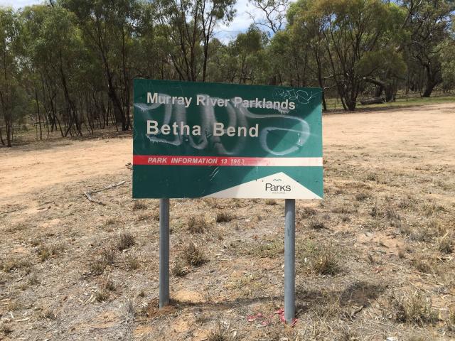 Betha Bend Campground - Wharparilla: Welcome sign