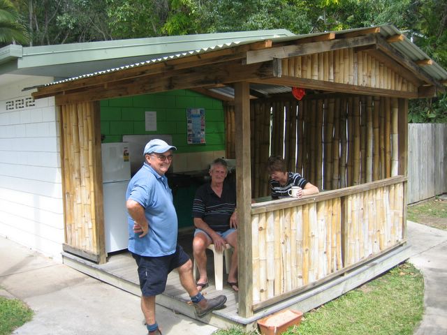 Whitsunday Gardens Holiday Park - Airlie Beach: Camp kitchen and BBQ area