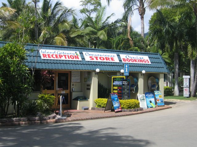 Island Gateway Holiday Park - Airlie Beach: Reception store and cruise bookings