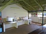 Island Gateway Holiday Park - Airlie Beach: Great camp kitchen with fridges, BBQ's and hotplates