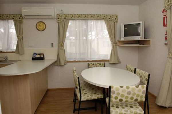 Discovery Holiday Parks Whyalla Foreshore - Whyalla: Kitchen and Dining Room in Parkview Cabin