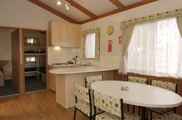 Discovery Holiday Parks Whyalla Foreshore - Whyalla: Kitchen and Dining Room Superior Seaview Cabin