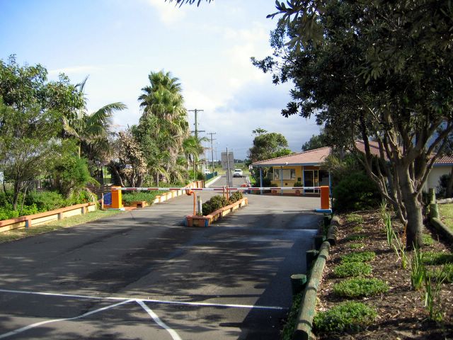 Corrimal Beach Tourist Park - Corrimal Beach: Secure entrance and exit