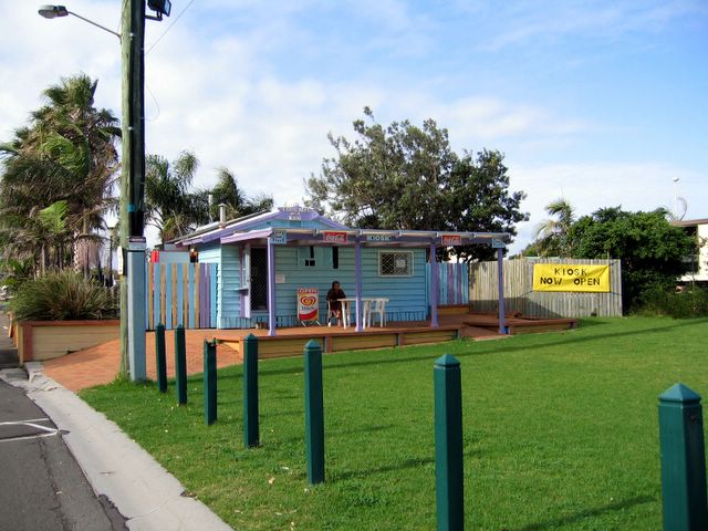 Corrimal Beach Tourist Park - Corrimal Beach: Kiosk at the entrance to the park
