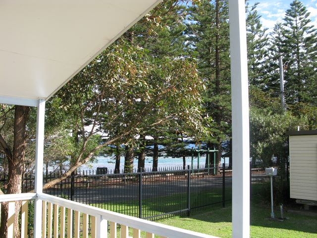 Windang Beach Tourist Park - Windang: View of the lake from the cottage verandah