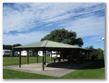 Windang Beach Tourist Park - Windang: Camp kitchen and BBQ area