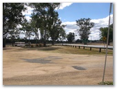 Dingo Creek Bicentennial Park - Wondai: Large gravel parking area suited to vehicles of all sizes