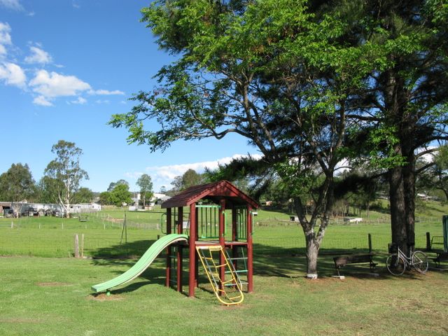 Woodenbong Caravan Park & Camping Area - Woodenbong: Playground for children
