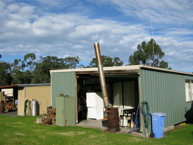 Woodside Central Caravan Park - Woodside: One holiday maker has constructed a very rustic BBQ facility