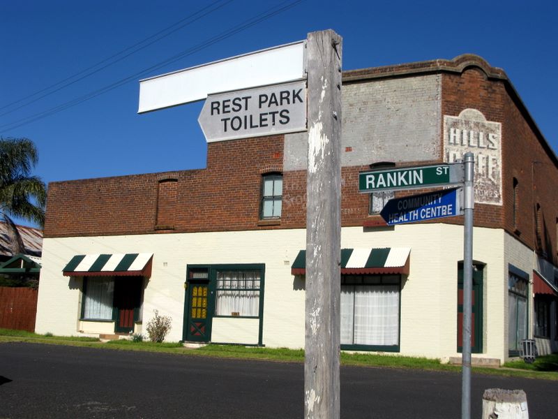 Rankin Street Woodstock - Woodstock: Sign point to rest park and toilets in Rankin Street