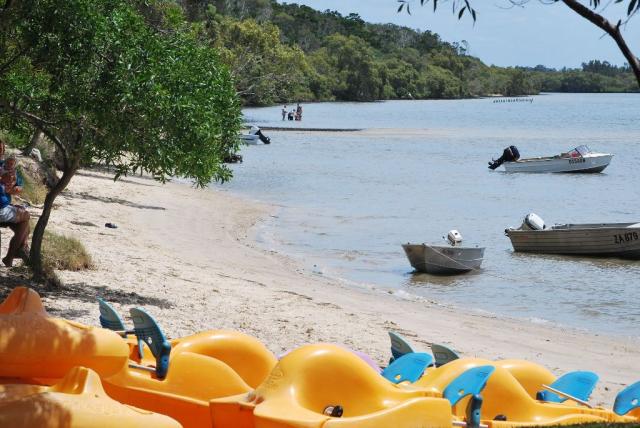 Blue Dolphin Holiday Resort - Yamba: Park is located right on the Clarence River