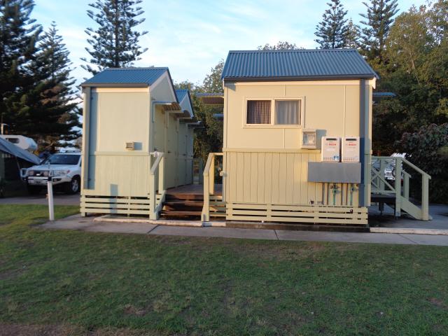 Calypso Holiday Park - Yamba: Separate toilets and shared ensuites 