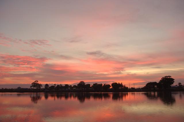 Fishing Haven Caravan Park - Palmers Island via Yamba: Park at Sunrise with view from the river