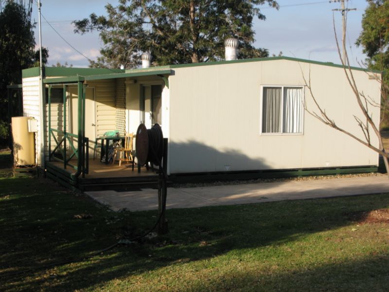 Yarraman Caravan Park - Yarraman: Cottage accommodation, ideal for families, couples and singles