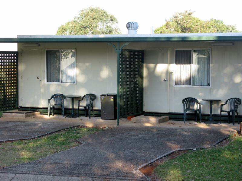 Yarraman Caravan Park - Yarraman: Budget cabin accommodation