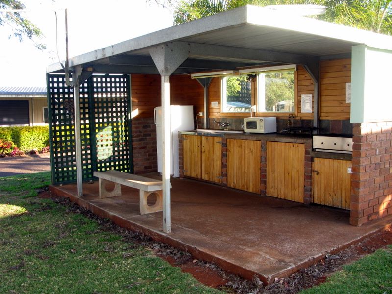 Yarraman Caravan Park - Yarraman: Camp kitchen and BBQ area