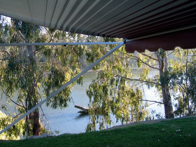Yarrawonga Holiday Park - Yarrawonga: River side view