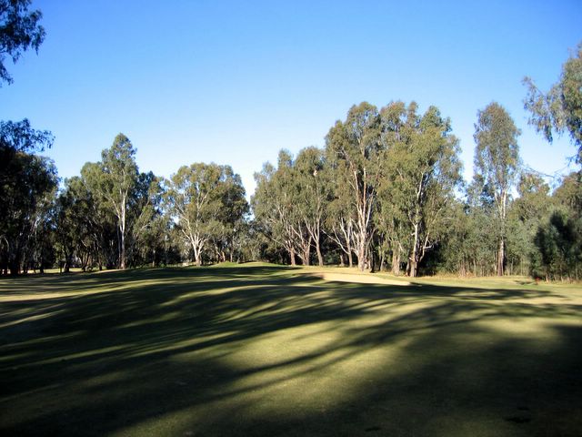 Yarrawonga & Border Golf Club - Mulwala: Approach to the Green on Hole 14