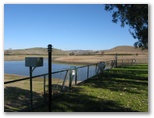 Hume Park Tourist Resort - Yass: Powered sites for caravans with water views and in a quiet and relaxing location.