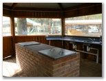 Yea Tourist Park - Yea: Camp kitchen and BBQ area