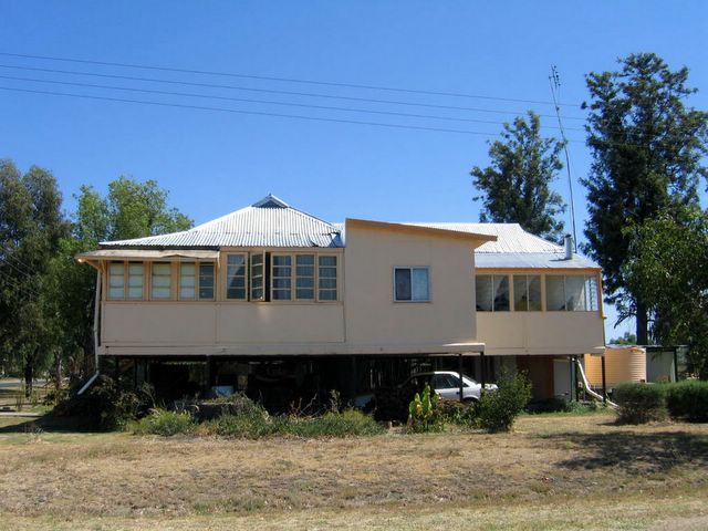 Yetman Caravan Park - Yetman: House on stilts - Queensland style