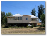 Yetman Caravan Park - Yetman: House on stilts - Queensland style