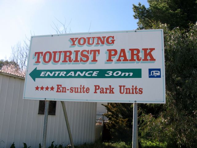 Young Tourist Park - Young: Young Tourist Park welcome sign